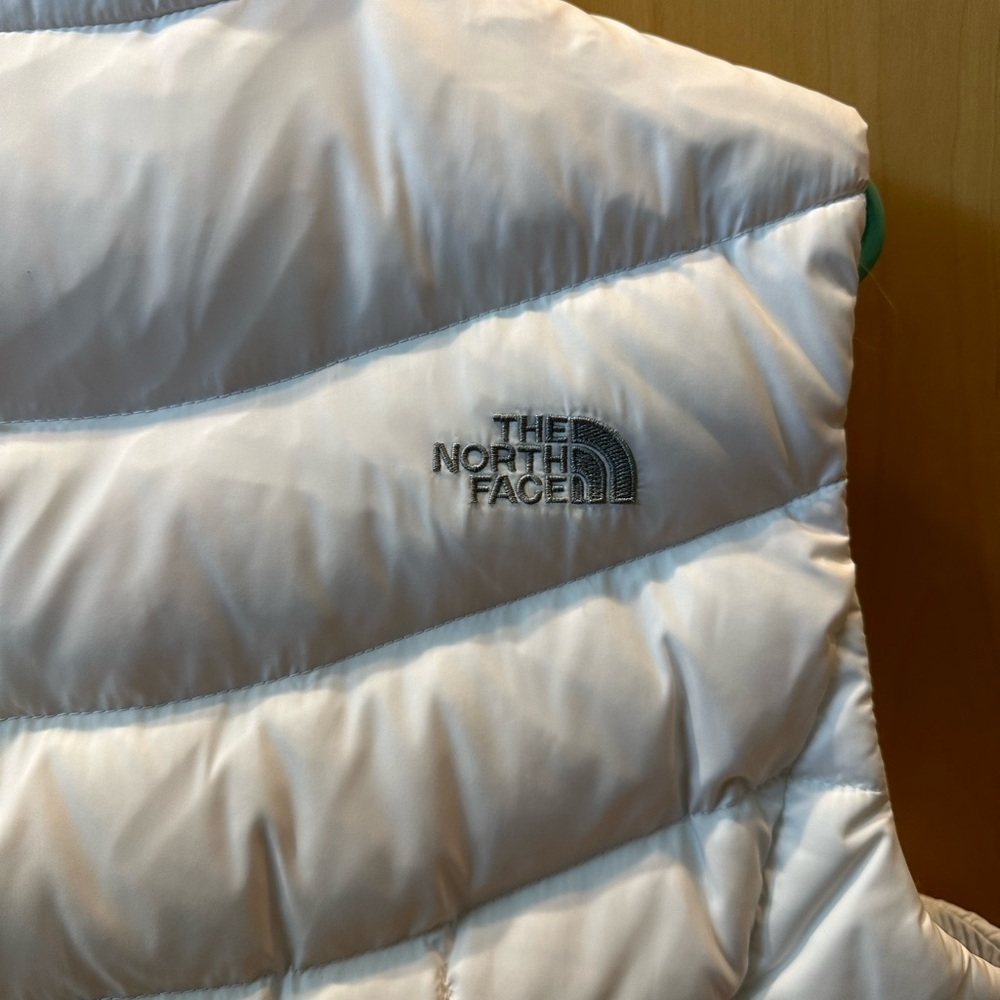 SOLD DONT BUY Like new north face 550 puffer vest - Picture 7 of 10